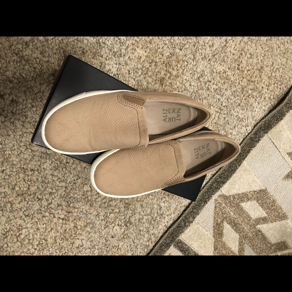 Naturalizer, Marianne, Oatmeal SNKE US 6 1/2 wide.